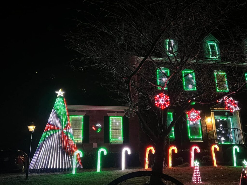 Baker Family Christmas Light Show in Sumner County